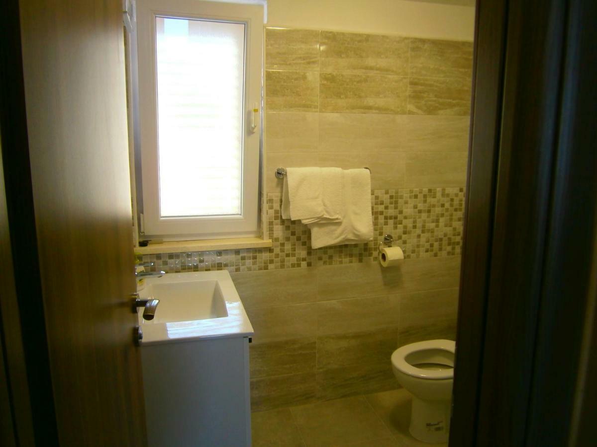Apartment Willy Komiža Esterno foto